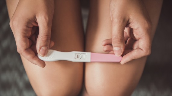 Femme et test de grossesse