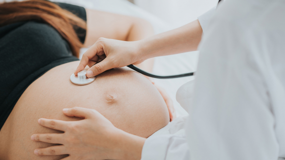 Examen ventre femme enceinte